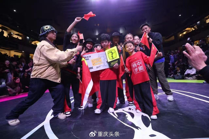 世界杯直播软件-13岁霹雳舞少年巴黎夺冠 身后站着一群“造梦者”|李勇秋|重庆|沙坪坝|街舞|教练_新浪体育_新浪新闻
